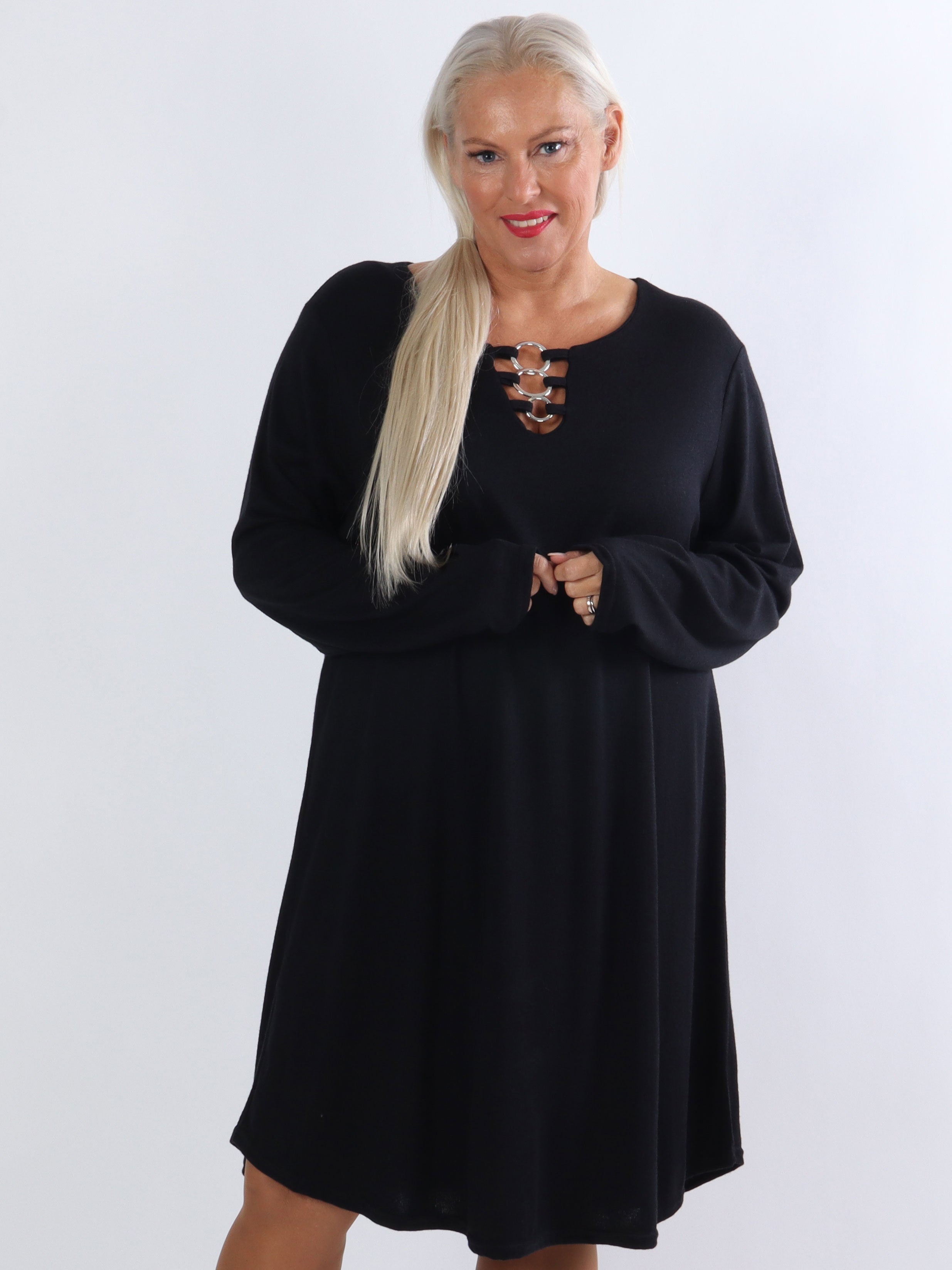 Sidsel - Dejlig blød plus size kjole med sølv ringe foran